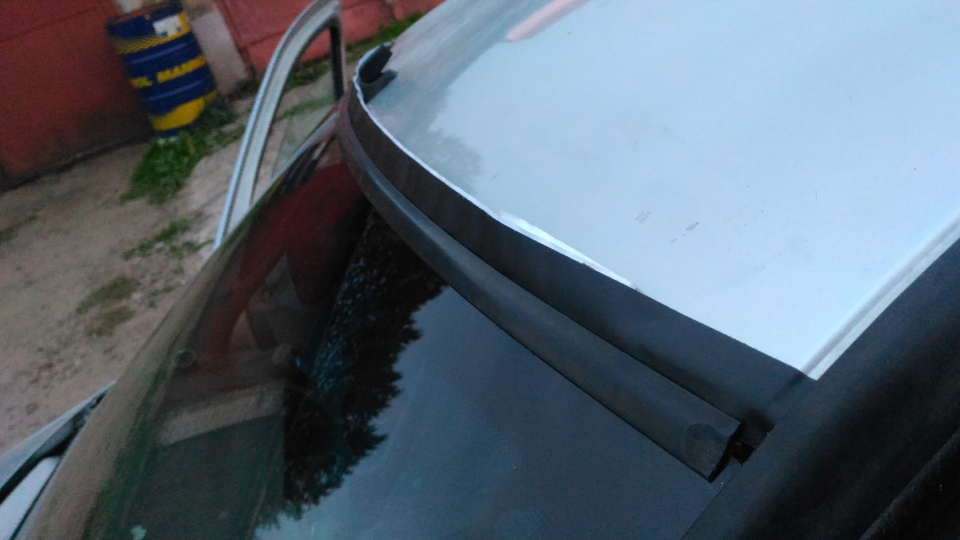 Защита кромки крыши над лобовым стеклом