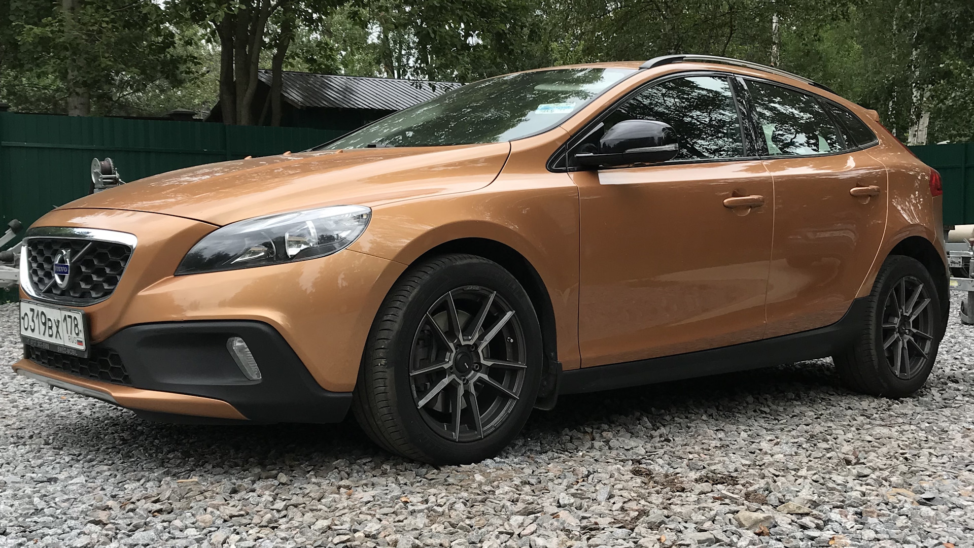 Volvo v40cc. Вольво хэтчбек v40. Диски Volvo v40 Cross Country. Диски Вольво v40 Cross Country.