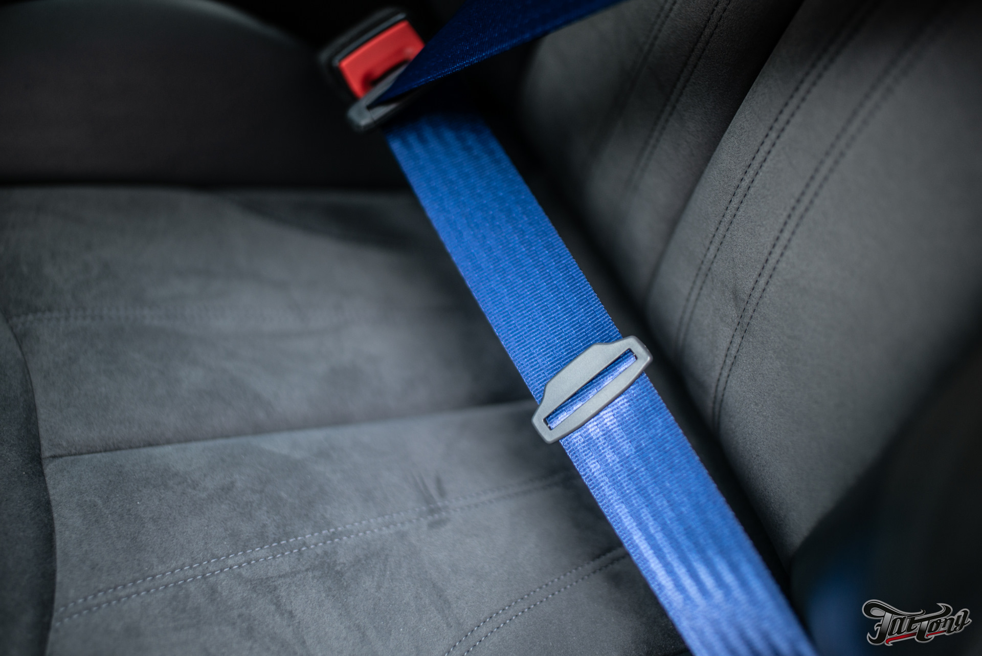 Цветные ремни безопасности. Ремни безопасности BMW M. Синие ремни безопасности БМВ. Накладка на стойку ремня безопасности БМВ х5.