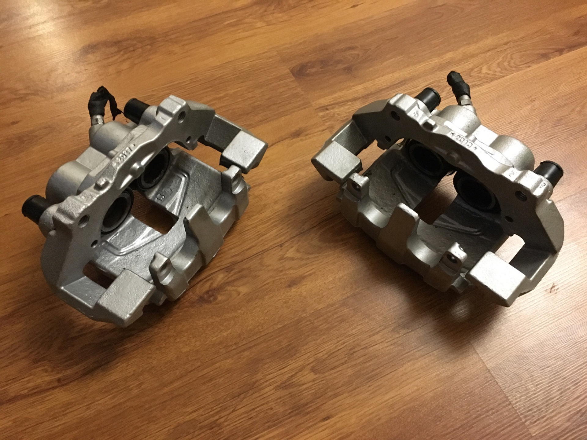 Суппорт 2. Суппорта lexus ucf40. Тормозной суппорт вольво xc70. Суппорта тормозные на гольф 2013. Суппорт тормозной передний форд фокус 2.