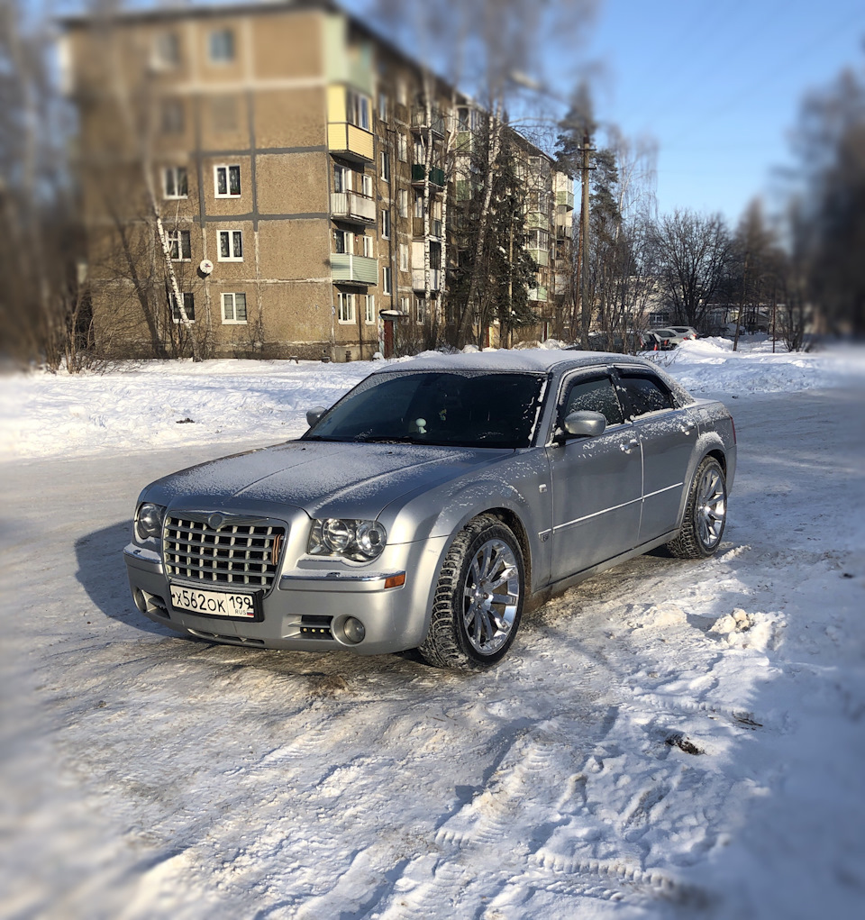 Трех сотый. Chrysler 300c. Крайслер 300с серебристый. Chrysler 300c серебристый. Chrysler 300c Asanti.