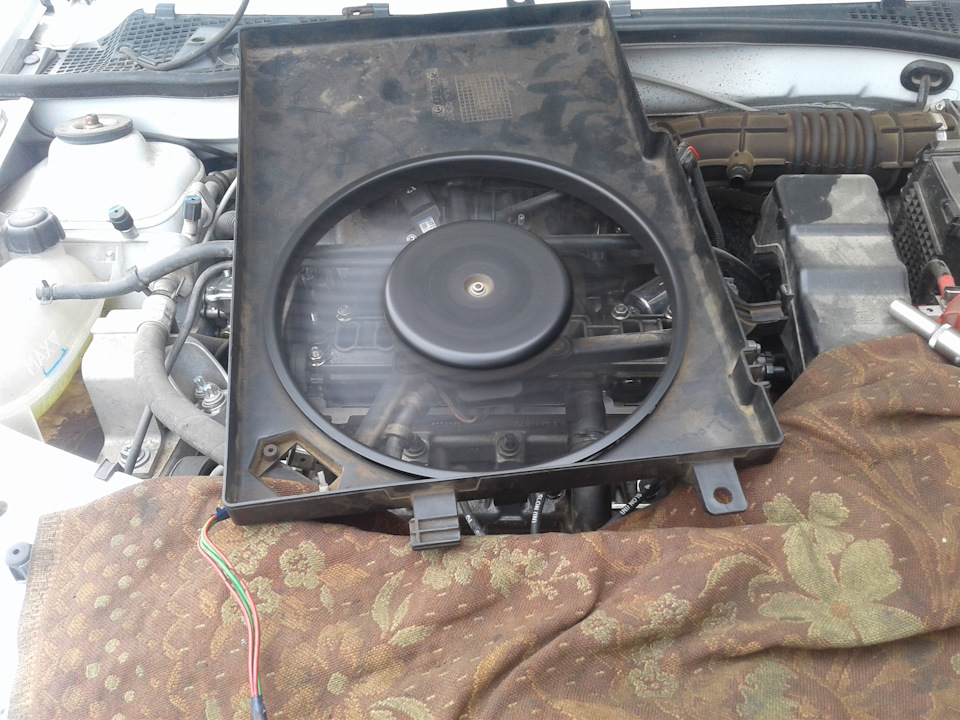 Замена опоры стойки и правого рычага — Renault Logan (1G), 1,4 л, 2007 ...