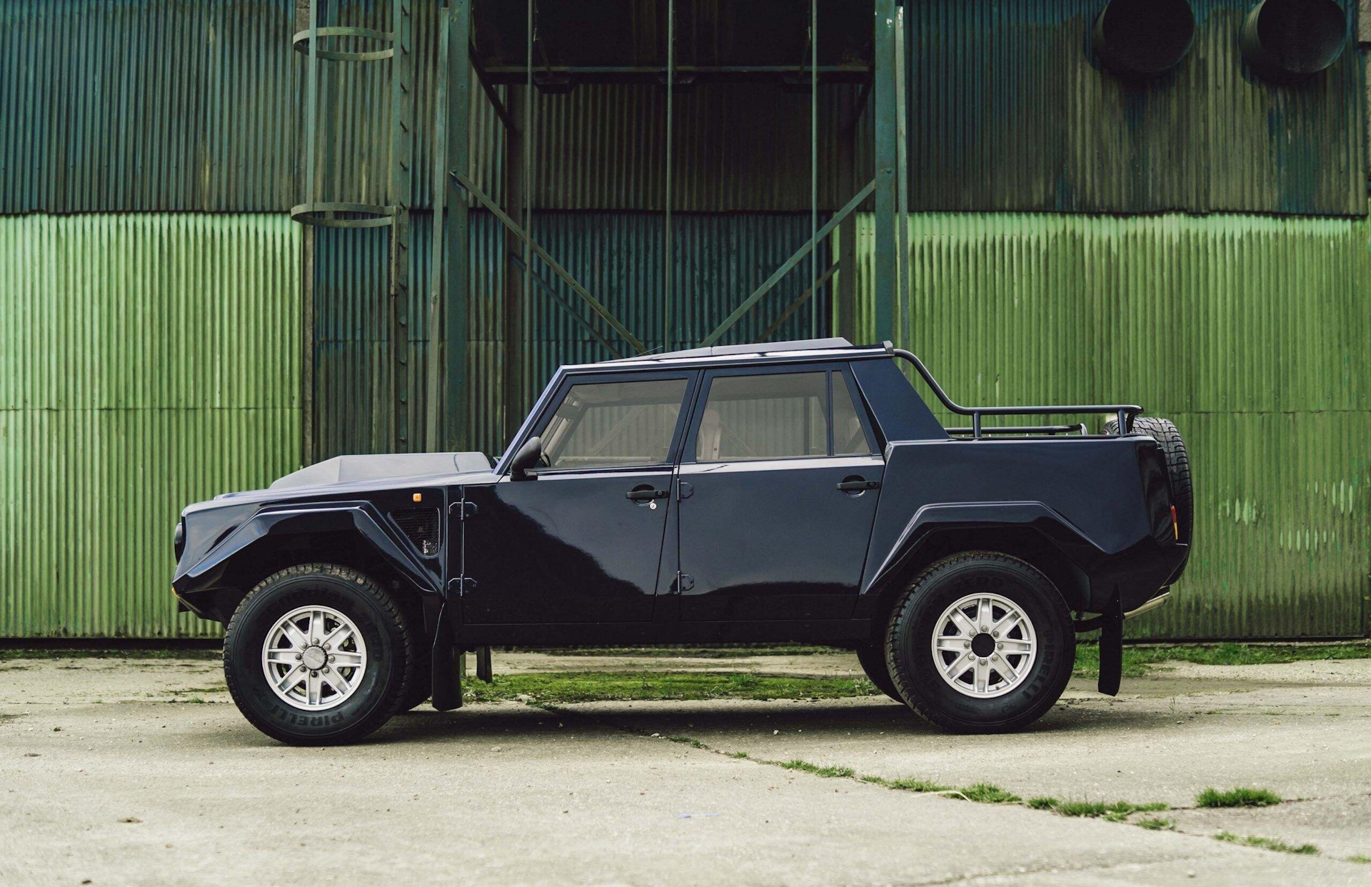 Грузовика Lamborghini lm002