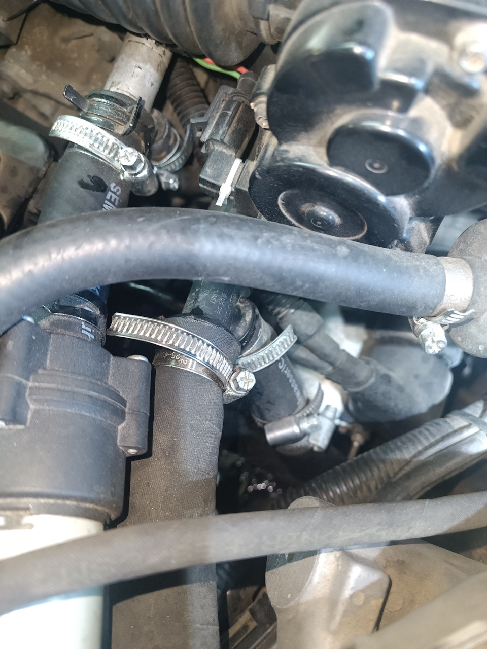 На тройнике пластиковом потек. — Jaguar X-Type