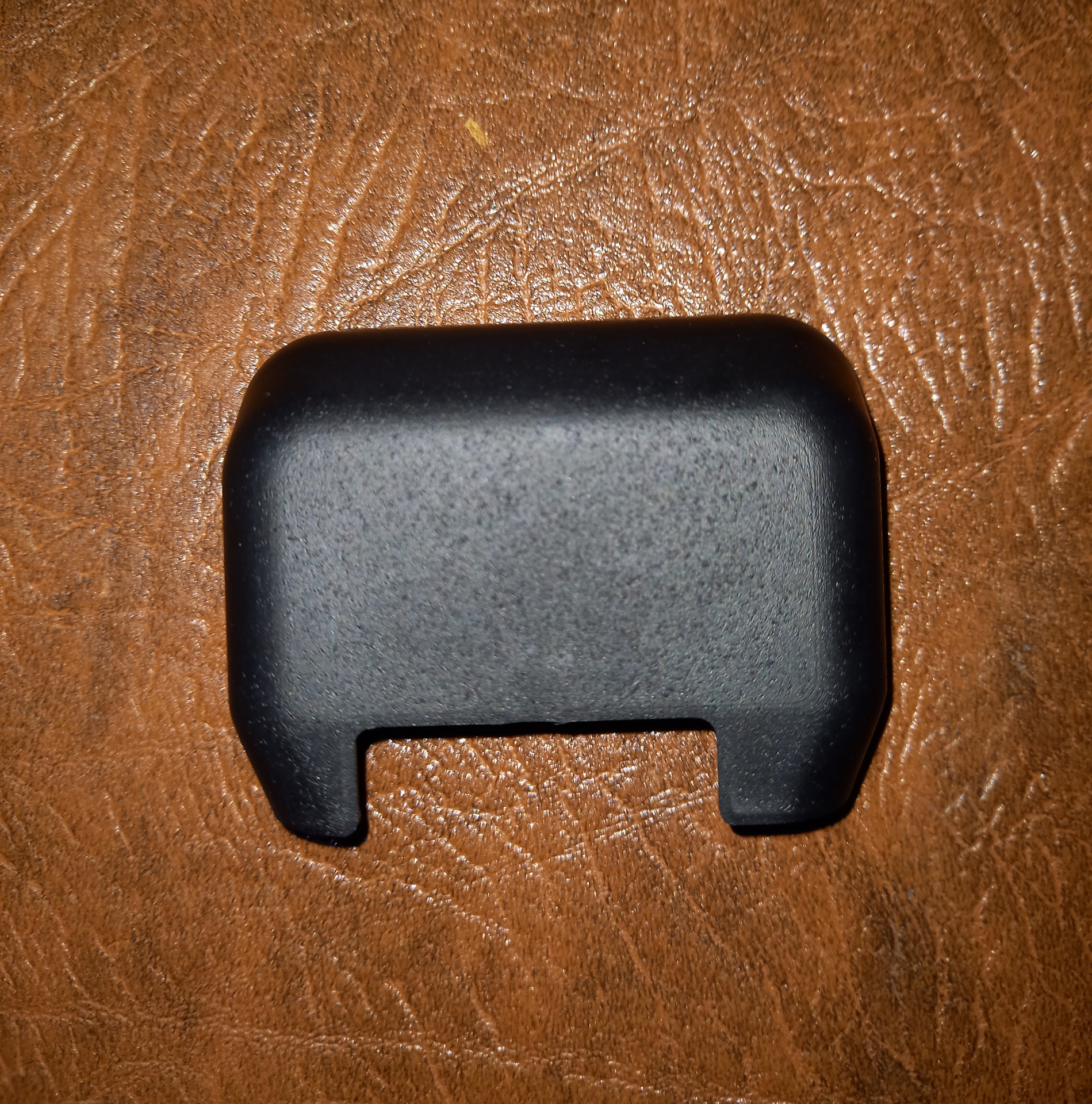 Mb w164 заглушки сидений. Opel vectra c заглушка между сидений. Заглушка сиденья. Заглушки mazda 2 крепления кресел. Кожух для кресла.