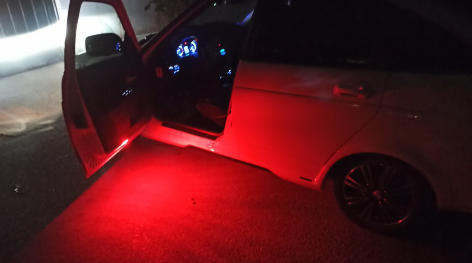 Замена подсветки ног на обшивке приора, на красный LED — Lada Приора ...