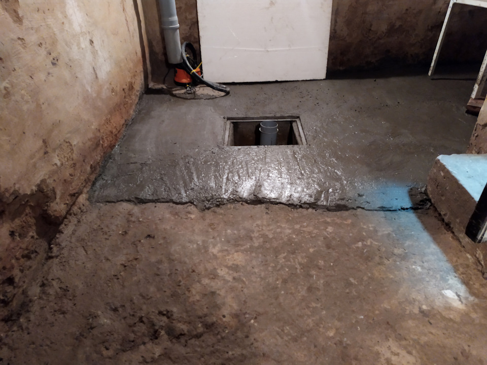 Заливка пола и стен бетоном в подвале