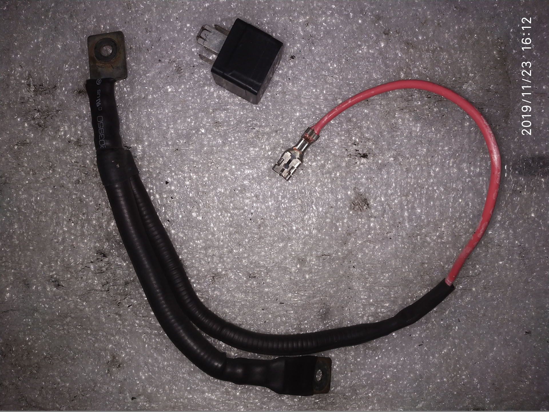 Свеча накаливания ауди а6 2. Наконечник свечи накала фольксваген т5. Наконечник свечи накала ауди. Провод на свечи накала. Проводка на свечи накала r51.