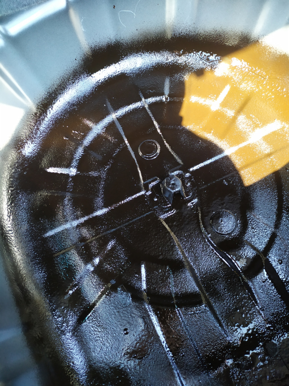 Ниша запасного колеса — Nissan Tiida (1G), 1,5 л., 2005 года | своими ...