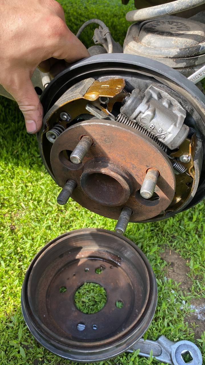 Замена колодок барабанных тормозов — Daihatsu Atrai (S320G, S330G), 0,7 ...