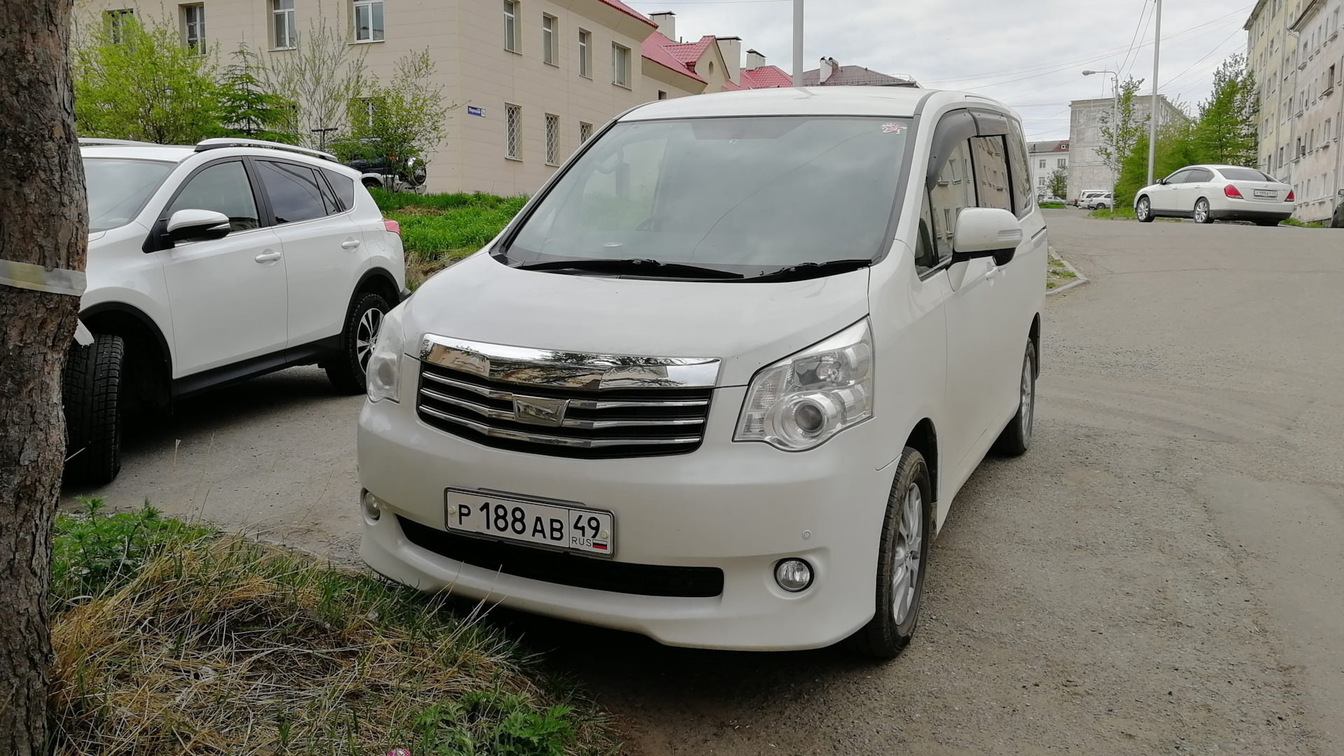 Taeta noah. 2. Toyota noah топовая комплектация. Toyota noah zrr70. Минивэн тойота ноах.