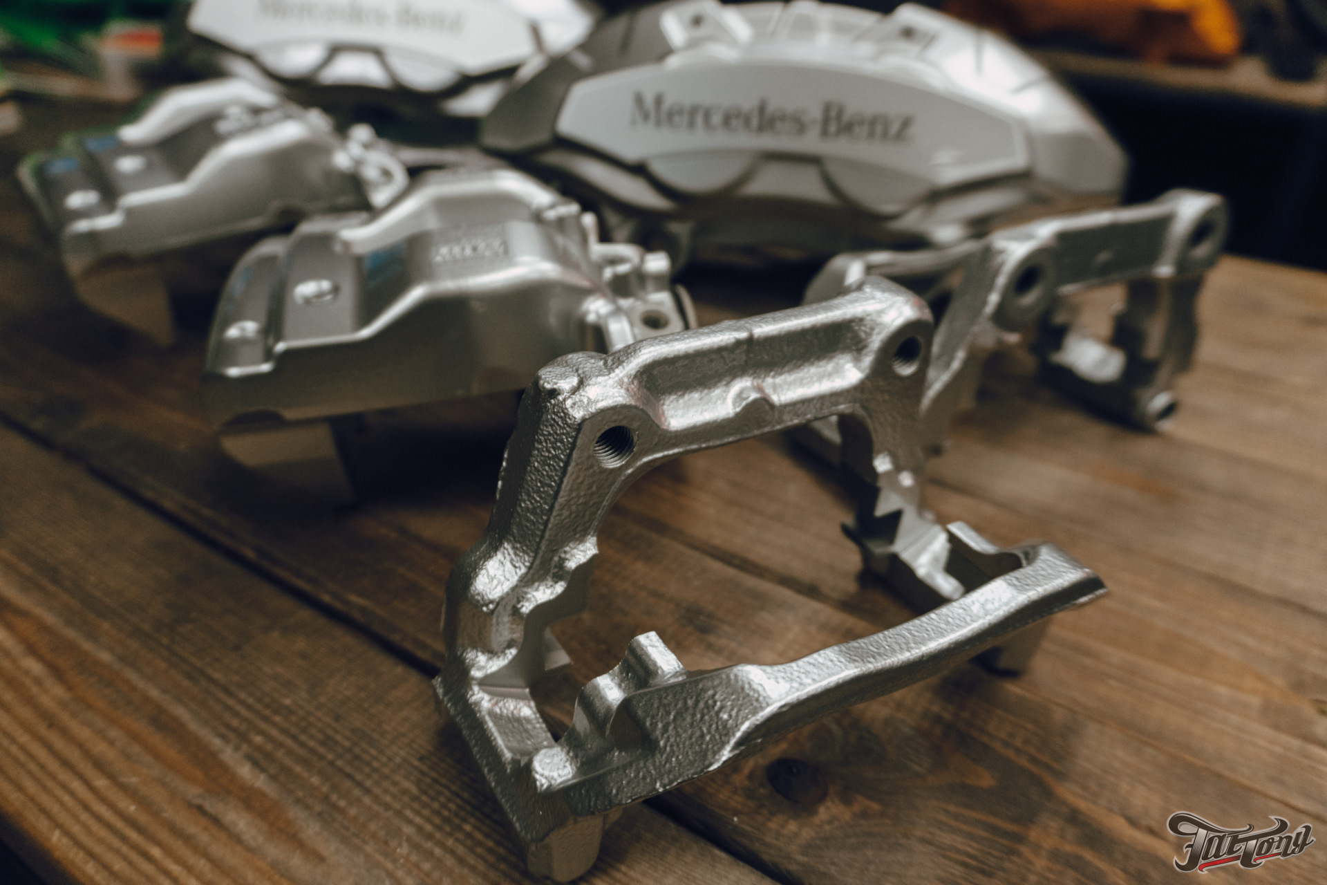 Покрасил суппорта в белый цвет драйв 2 фото. Тормозные суппорта в серебристый. Суппорта порше. Серебристые суппорта. Суппорта графитового цвета.