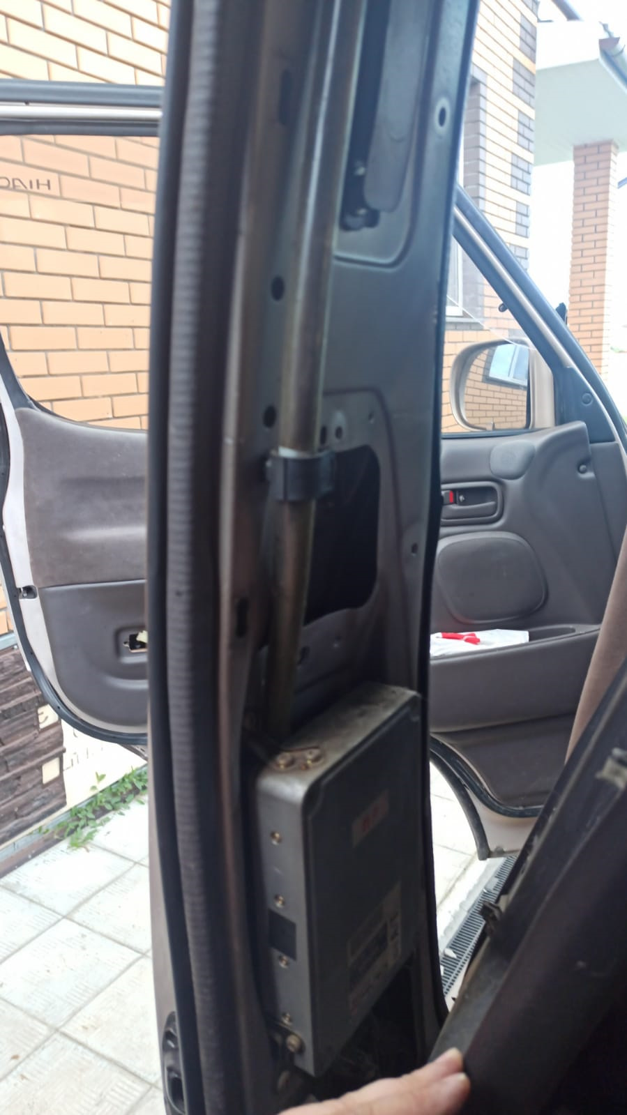 Замена концевика двери, передний пассажира — Toyota HiAce (H100), 3 л ...