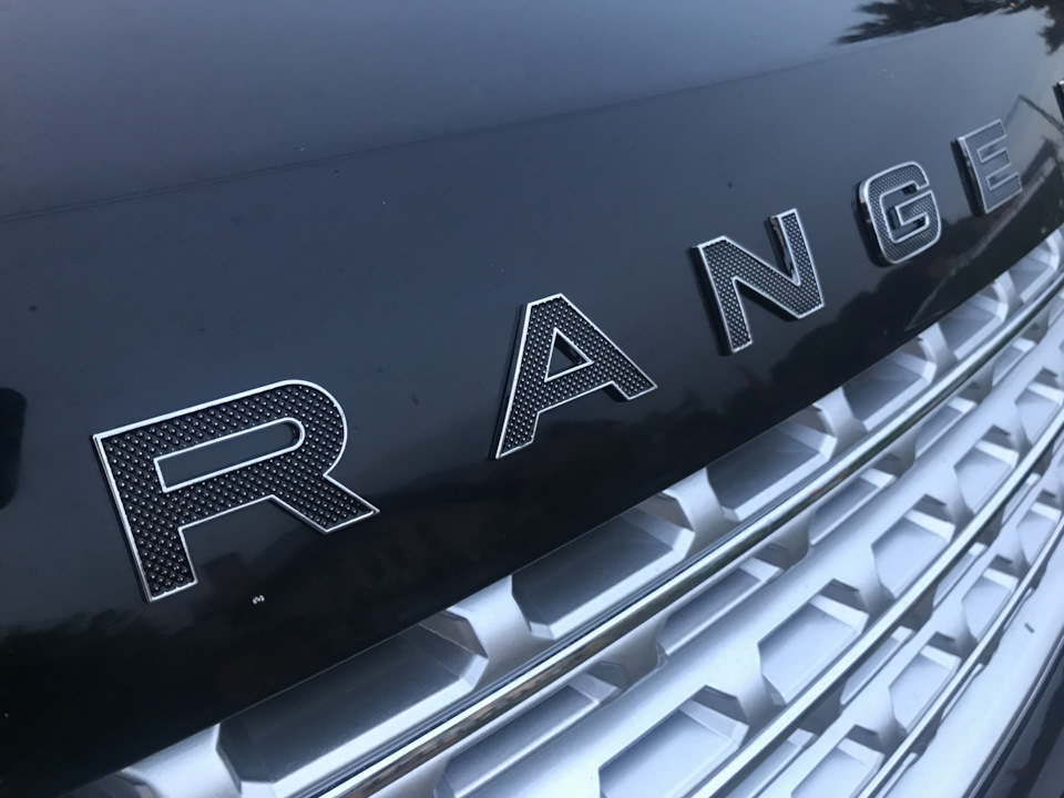 Шильдик буквы. Буквы Рендж Ровер. Буквы range Rover SV Autobiography. Логотип range Rover SV. Шильдик буквы l Рендж Ровер Вог 2016.