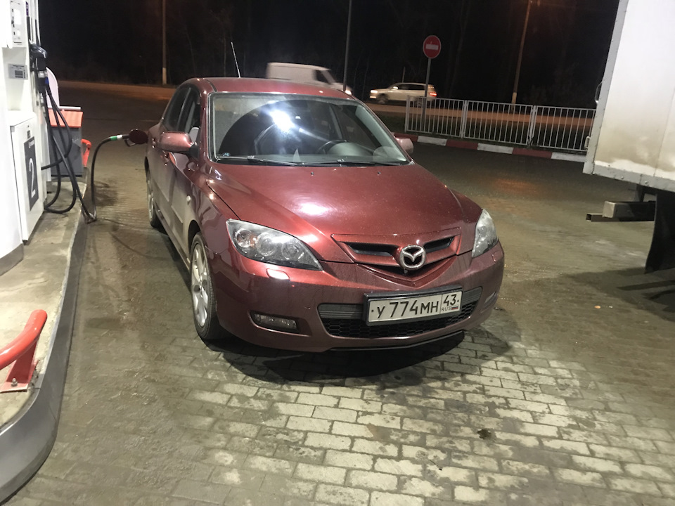 Первая заправка, перед долгой дорогой домой — Mazda 3 (1G) BK
