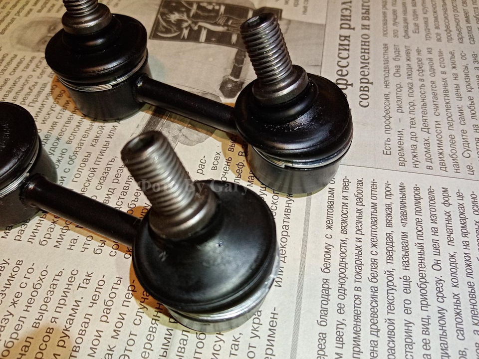 На пыльнике верхней стойки уже накинуто кольцо — пыльник не отгибается от пальца. — Toyota Sprinter Marino