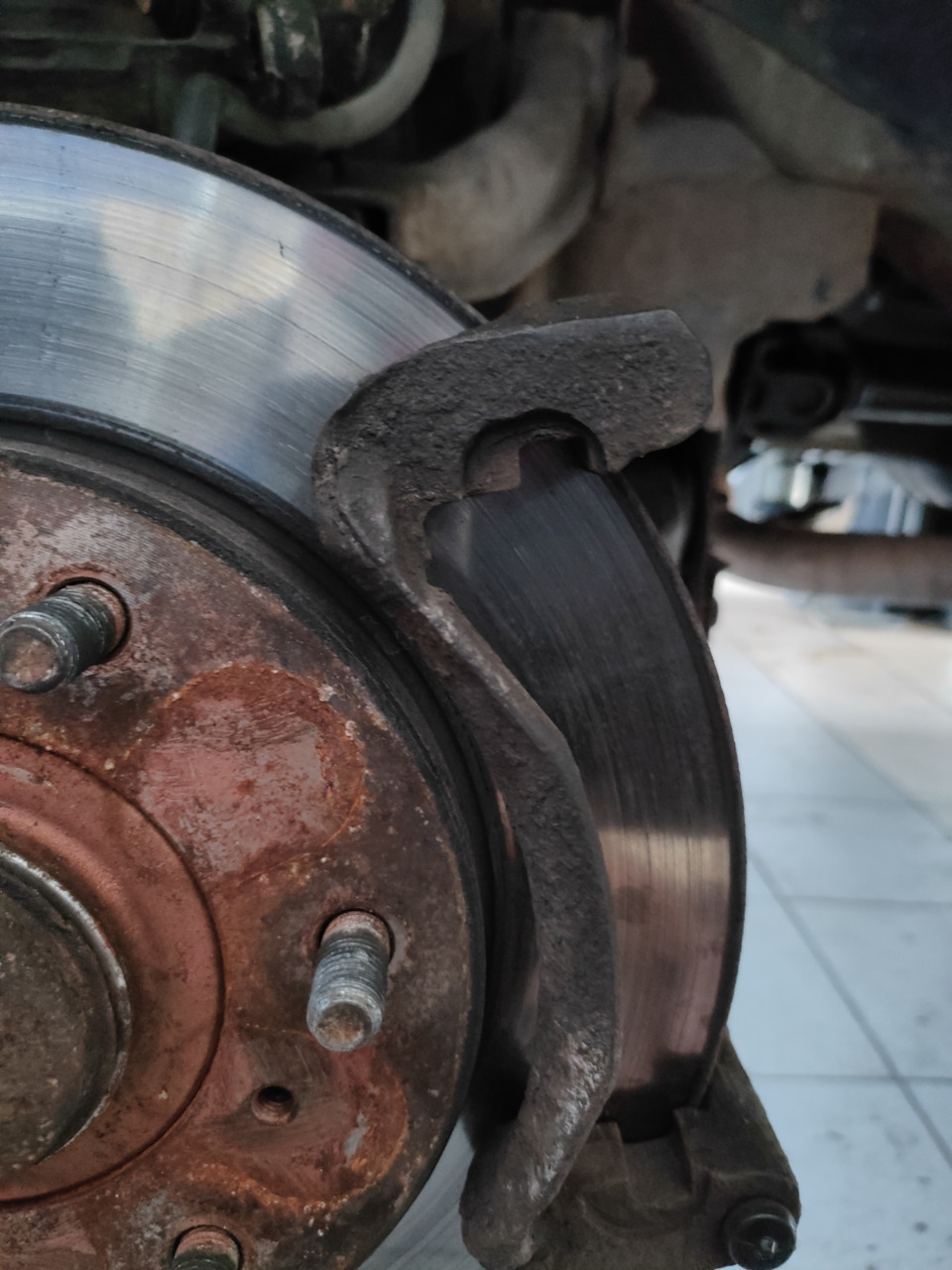 Устраняем скрип колодок, монтажные пластины — Mitsubishi Montero III ...