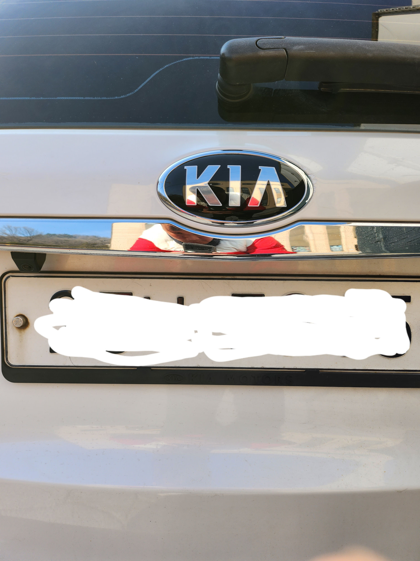 Замена заднего значка киа — KIA Carnival (2G), 2,2 л, 2013 года ...