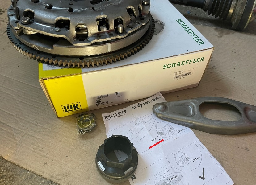 Комплект BMW сцепления LUC. Я даже не знал, что они продаются комплектом — диск, корзина, вилка и выжимной. Что касается установки выжимного — устанавливать его большей стороной в вилку, той, что 33.5мм. Подшипник мне прислали ребята вместе с маховиком. — Toyota Altezza