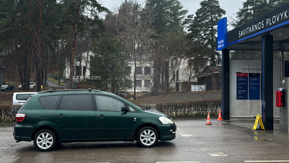 Toyota Avensis Verso ЗЕЛЕНЫЙ БЕГЕМОТ