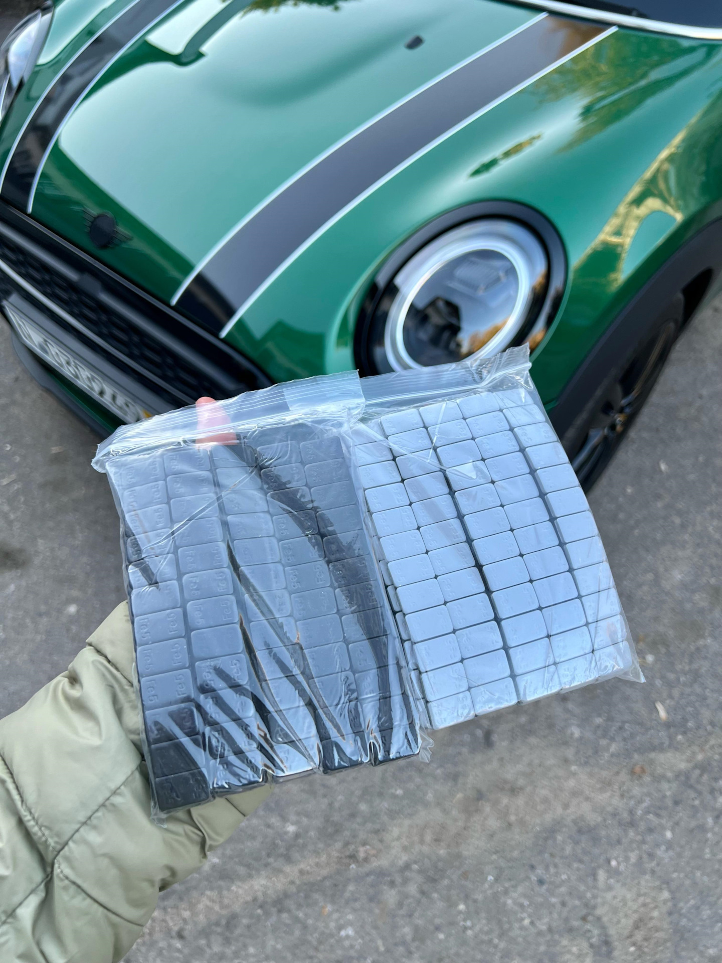 Это я окрашенными грузами закупался, полосы в кадр попали. Здесь нормально смотрится — MINI Cooper Mk III