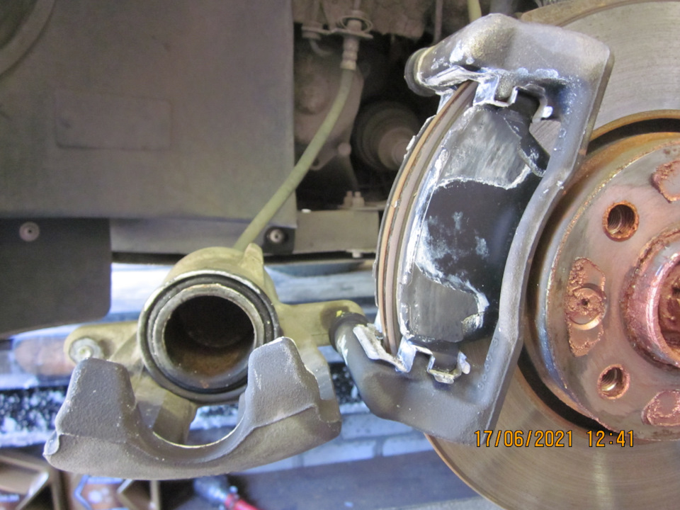 Передний тормоз, вид с откинутым суппортом — Lada Vesta SW (1G)