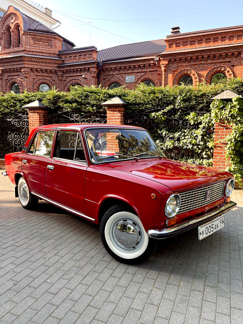 15. Фото старой машины у старого дома📸 — Lada 21013, 1,2 л, 1984 года |  фотография | DRIVE2