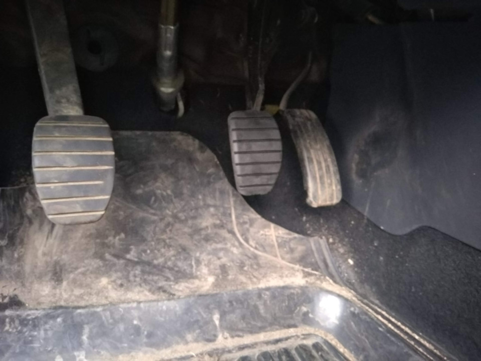 Установка накладок на педали — Renault Megane II, 1,6 л, 2004 года ...