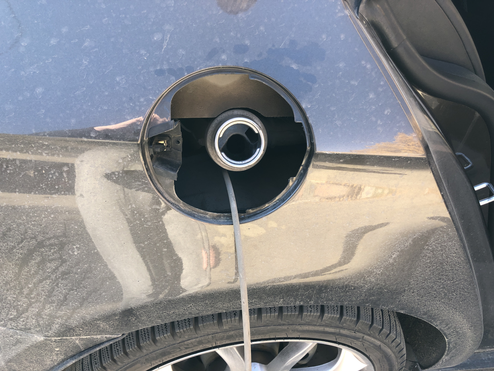 замена лючка бензобака. замена лючка бензобака. Toyota corolla 120 пружина лючка бензобака. толкатель лючка бензобака skoda octavia a5. лючок бензобака passat cc.