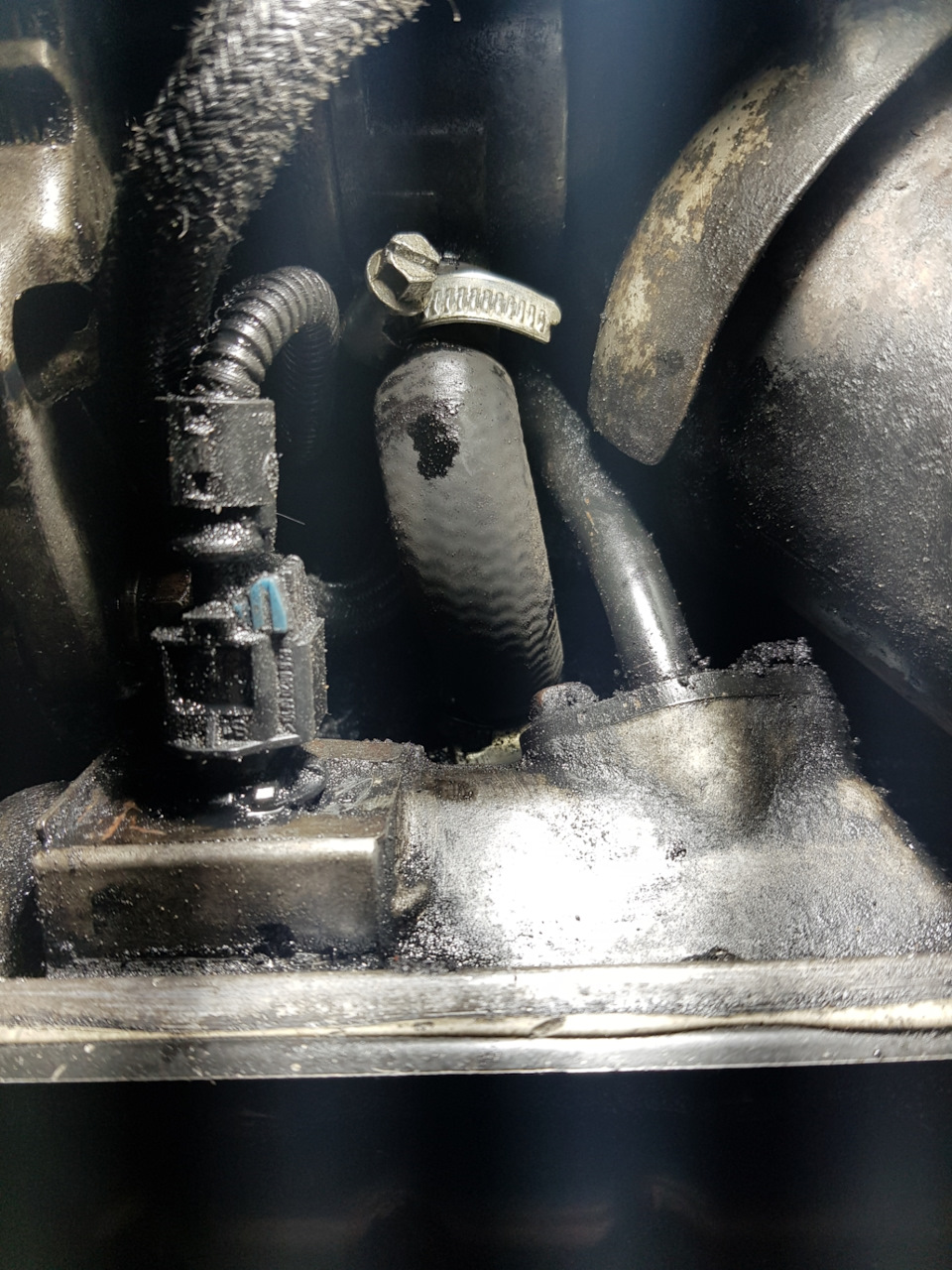 Замена патрубка вакуумного насоса — Opel Astra H, 1,7 л, 2005 года ...