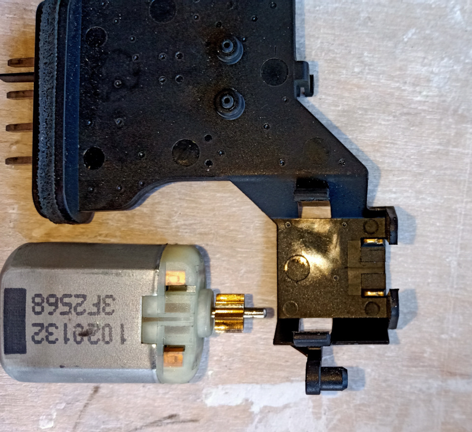 Замок двери водителя логан 1. Не открывается дверь меган 2. Замок рено меган 2. Не открывается дверь меган 2. Рено меган 2 хэтчбек открытые двери двери.