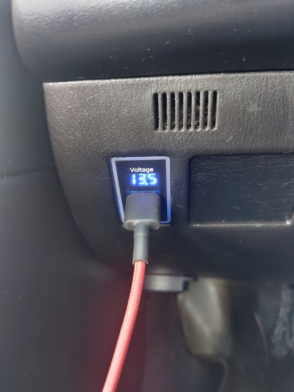 Usb розетка быстрой зарядки. Розетка с USB QC. USB розетка быстрой зарядки в Mitsubishi Outlander XL 2. USB розетка в прикуриватель мощная QC 3.0.