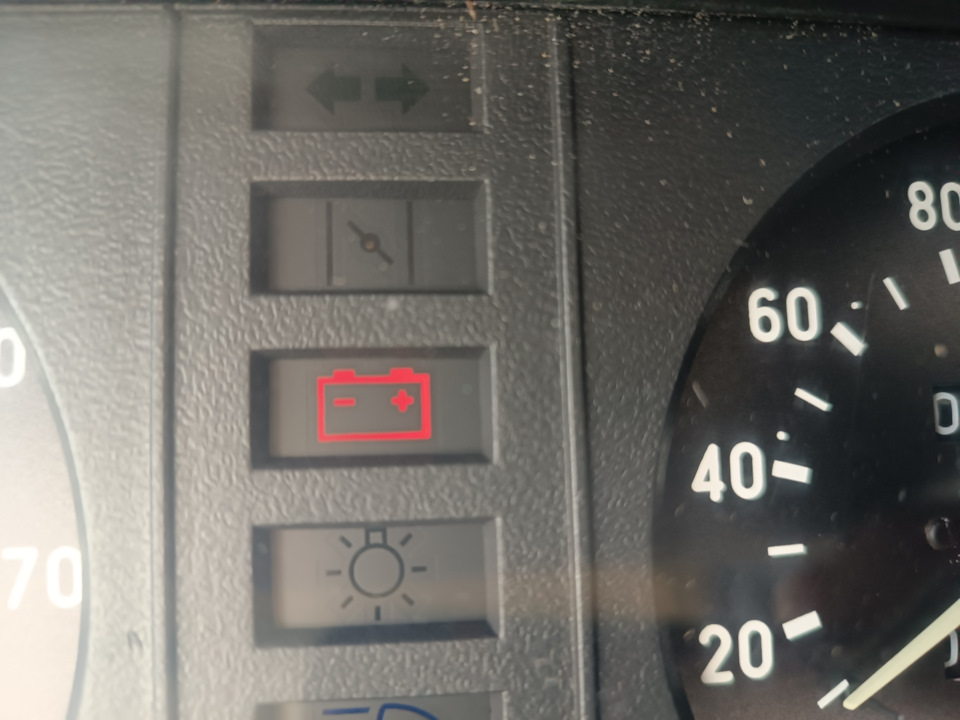 Горит лампа зарядки аккумулятора — LADA 21073, 1,6 л., 2002 года ...