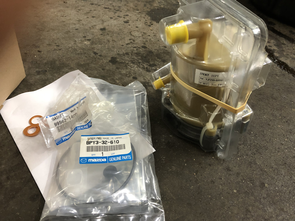 Чем крепятся верхняя и нижняя часть "телевизора"? — Audi 80 (B4), 2 л ...