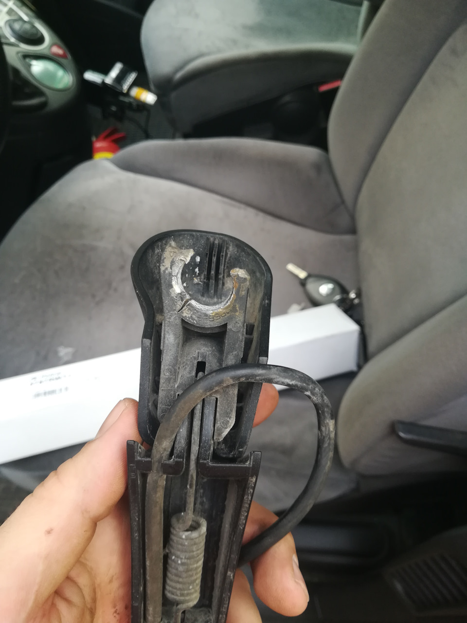 Замена поводка заднего дворника — Citroen C8, 2 л, 2002 года | своими ...