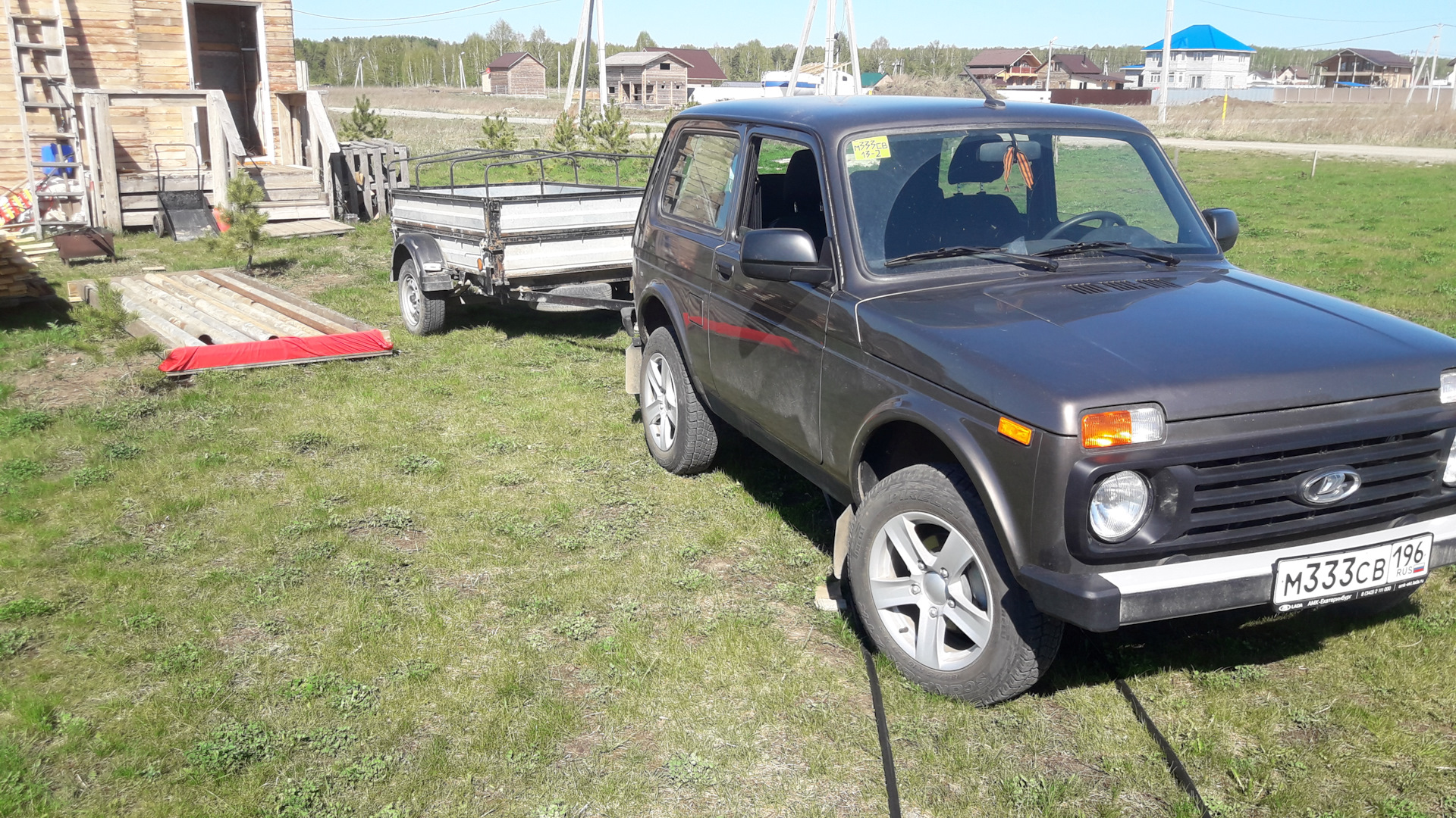 Нива тест. Нива с070сс64. Lada Niva прицеп. Нива с 412 АН 136.