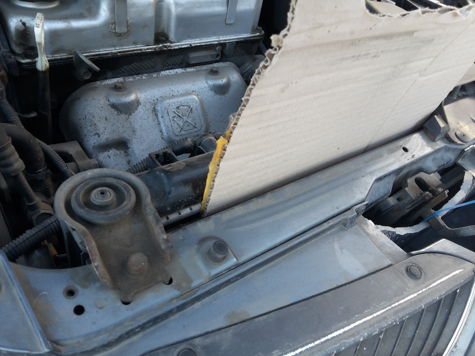 Картонка на радиатор ваз 2114. Лада веста картонка в радиатор. Картонка на радиатор ваз 2110. Картонка между радиатором и кондиционером. 6.