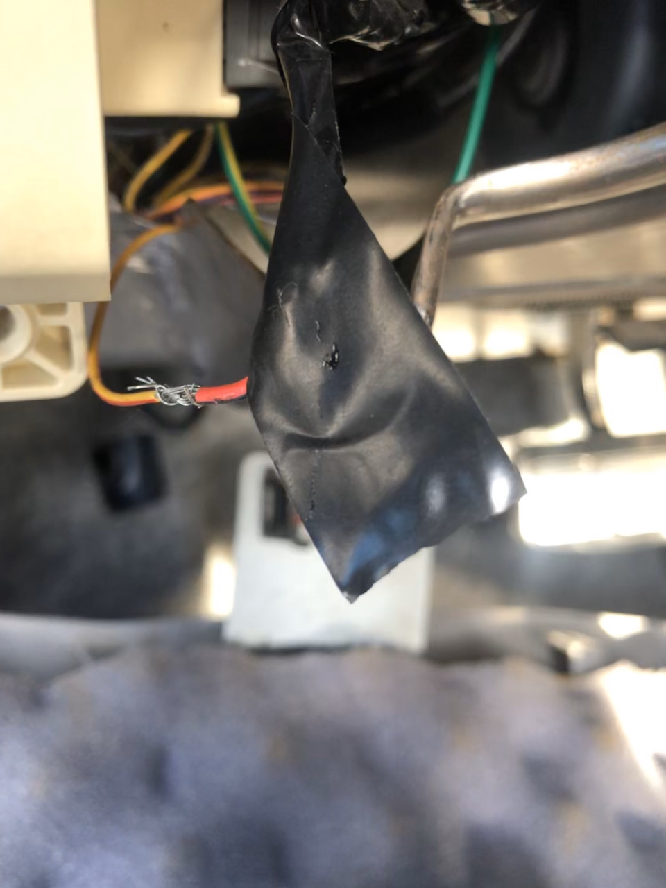 Оголённый непонятный провод — KIA Ceed (1G)