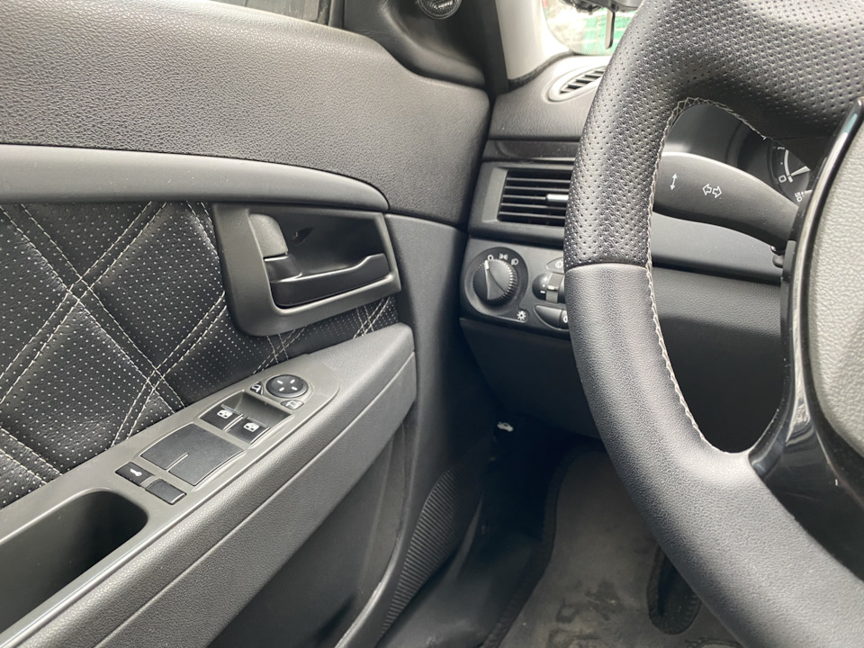 Внутренние ручки открывания дверей в глянец — LADA Приора седан, 1,6 л ...