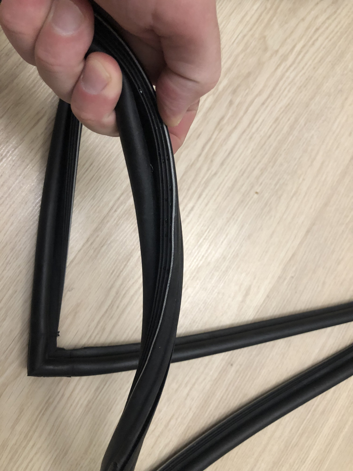 Уплотнитель дверей на ховер н3 артикул. Уплотнитель пятой двери. Уплотнитель арки задней двери ховер н2. Уплотнитель пятой двери маверик. Уплотнитель 5na837475a.