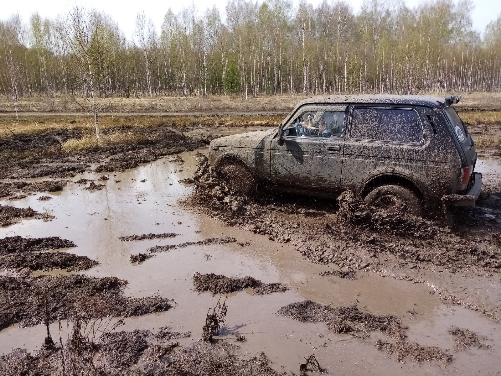 Нива едет под водой