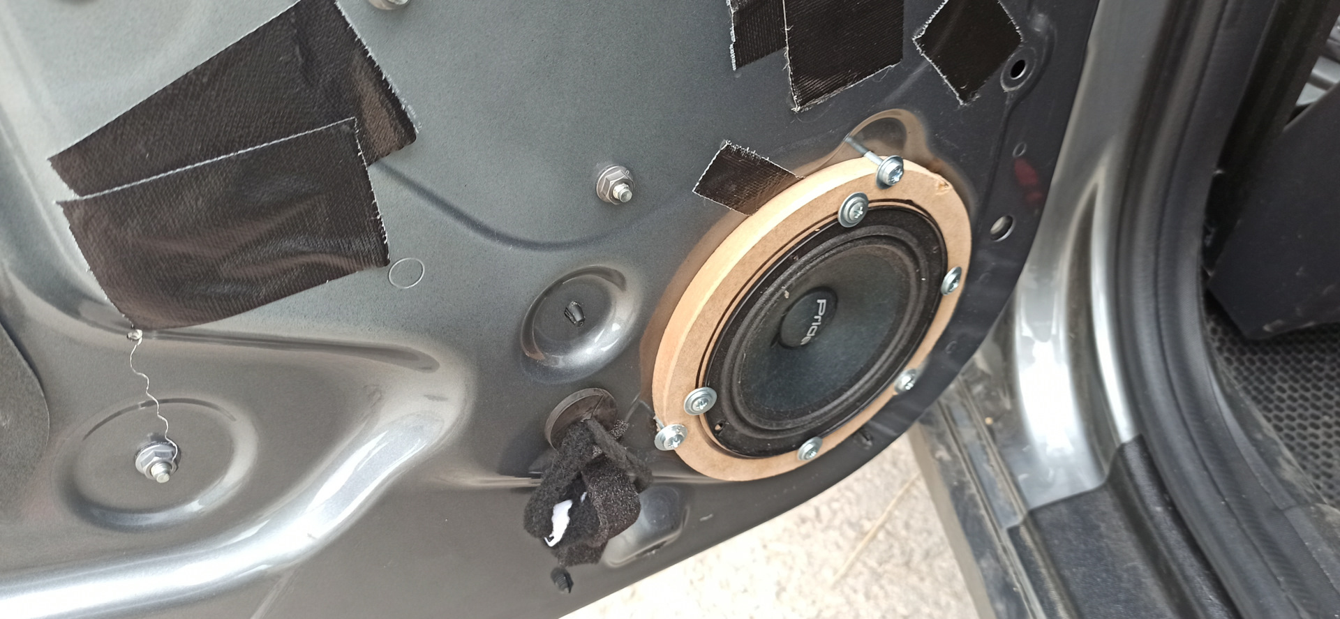 Задние колонки вместо штатных. — Lada Vesta SW Cross, 1,6 л, 2020 года ...