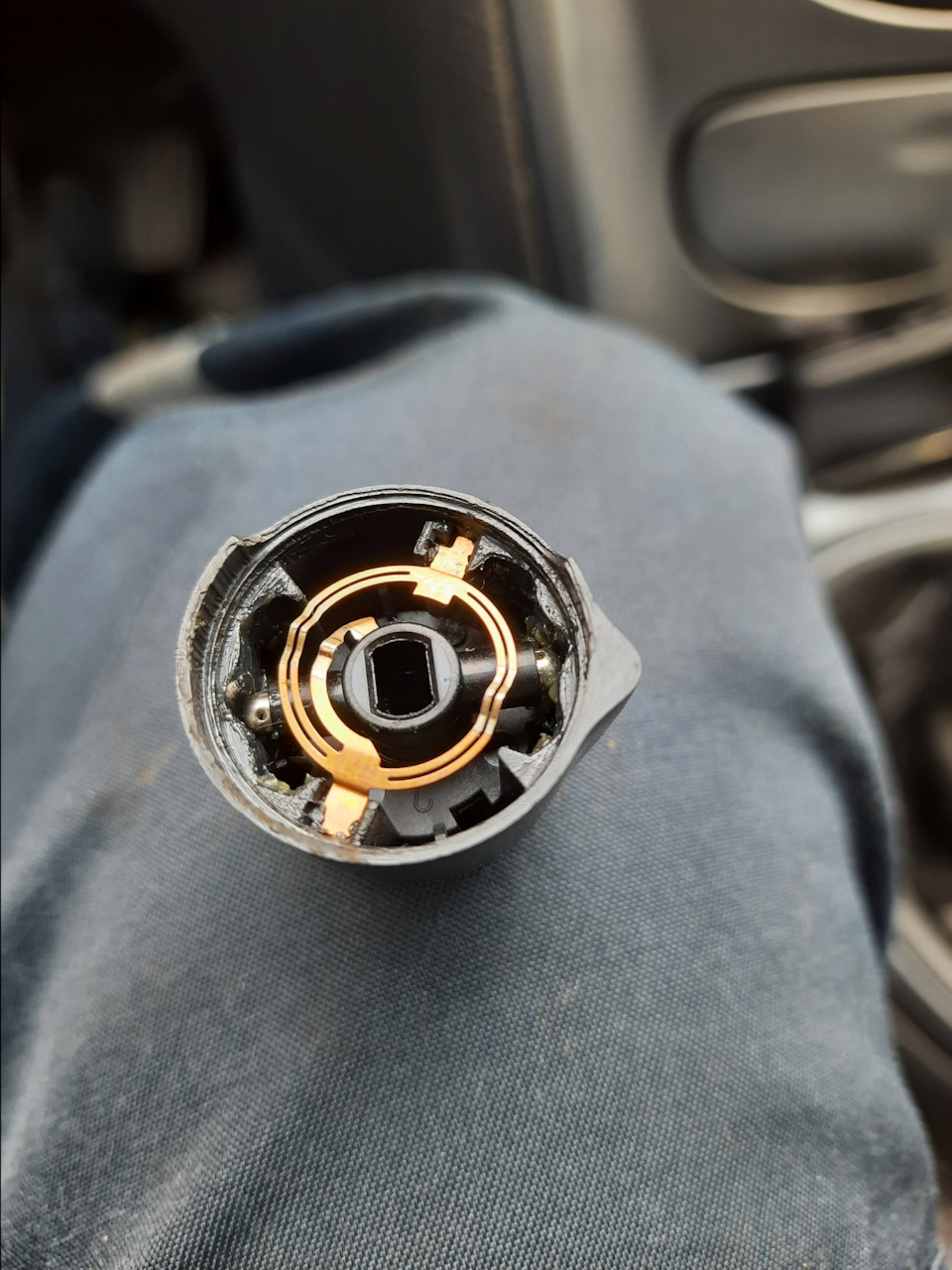 Крышку переключения света с фиксаторами собрал отдельно, потом спокойно поставил на место. — Citroen C5 (1G)