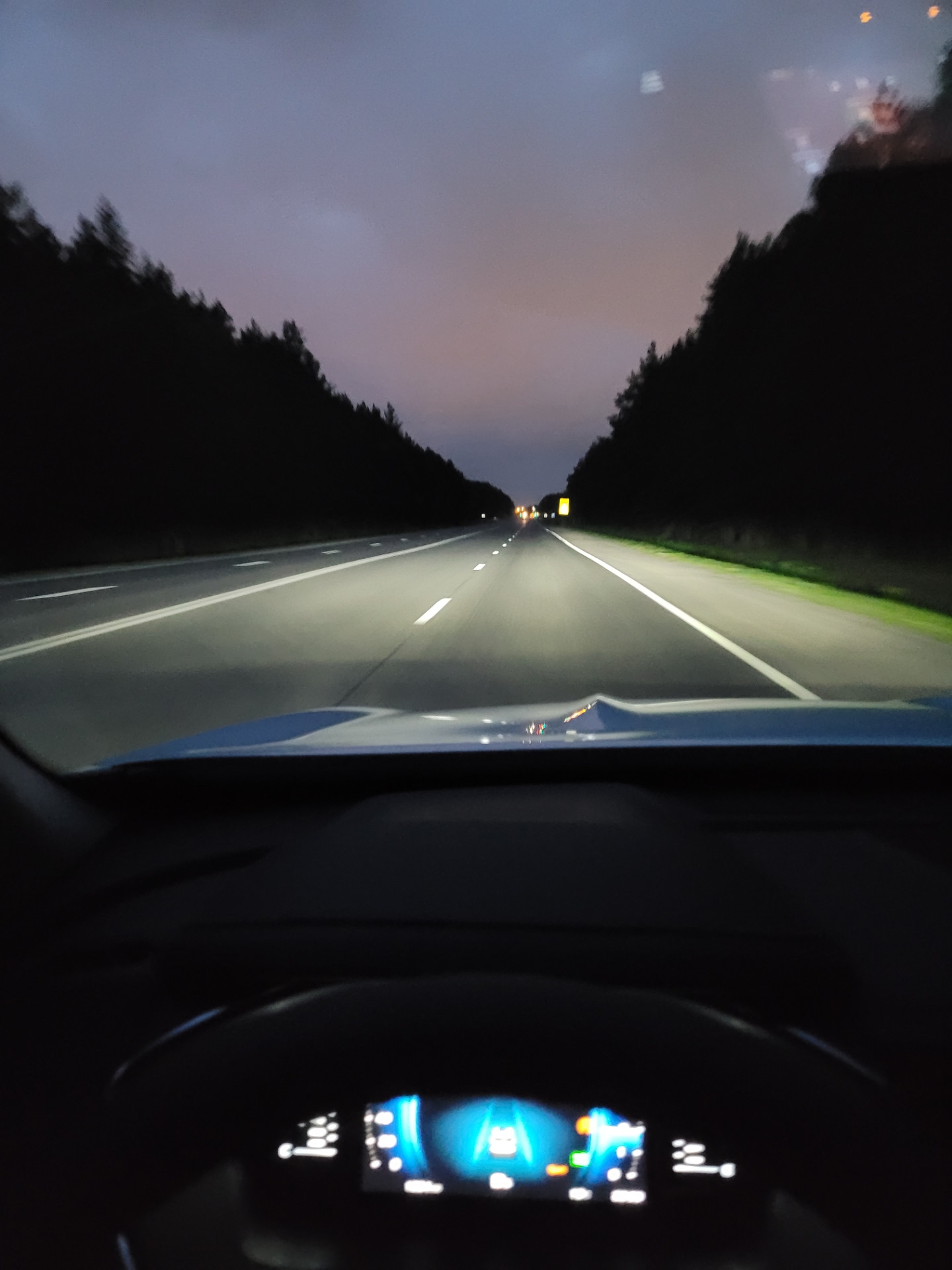 Автоматическое переключение световых режимов в автомобиле Geely Atlas Pro