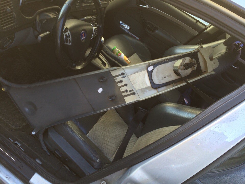 Ремни безопасности плохо возвращаются что делать. da0d20as 960. Ремни безопасности плохо возвращаются что делать фото. Ремни безопасности плохо возвращаются что делать-da0d20as 960. картинка Ремни безопасности плохо возвращаются что делать. картинка da0d20as 960. Ремень безопасности с пассажирской стороны стал еще хуже возвращаться обратно после использования. Когда пассажир спереди выходит и отстёгивает ремень, то он потом еще какое то время болтается и вяло — вяло возвращается назад. И проблема тут совсем не в пружине натяжителя и механизма, а в обычном скоплении пыли и грязи на петле внутри обшивки, через которую проходит ремень. Видел тут на Драйве несколько постов на эту тему. Некоторые пол машины разбирают, чтобы добраться до механизма ремней безопасности, снять его, перетянуть пружину и собрать все обратно. Делать этого совершенно не нужно. Тут поможет старая добрая силиконовая смазка. Решение проблемы, к стати, нашел на форуме Меган Клуба. Ремни безопасности плохо возвращаются что делать. da0d20as 960. Ремни безопасности плохо возвращаются что делать фото. Ремни безопасности плохо возвращаются что делать-da0d20as 960. картинка Ремни безопасности плохо возвращаются что делать. картинка da0d20as 960. Ремень безопасности с пассажирской стороны стал еще хуже возвращаться обратно после использования. Когда пассажир спереди выходит и отстёгивает ремень, то он потом еще какое то время болтается и вяло — вяло возвращается назад. И проблема тут совсем не в пружине натяжителя и механизма, а в обычном скоплении пыли и грязи на петле внутри обшивки, через которую проходит ремень. Видел тут на Драйве несколько постов на эту тему. Некоторые пол машины разбирают, чтобы добраться до механизма ремней безопасности, снять его, перетянуть пружину и собрать все обратно. Делать этого совершенно не нужно. Тут поможет старая добрая силиконовая смазка. Решение проблемы, к стати, нашел на форуме Меган Клуба.