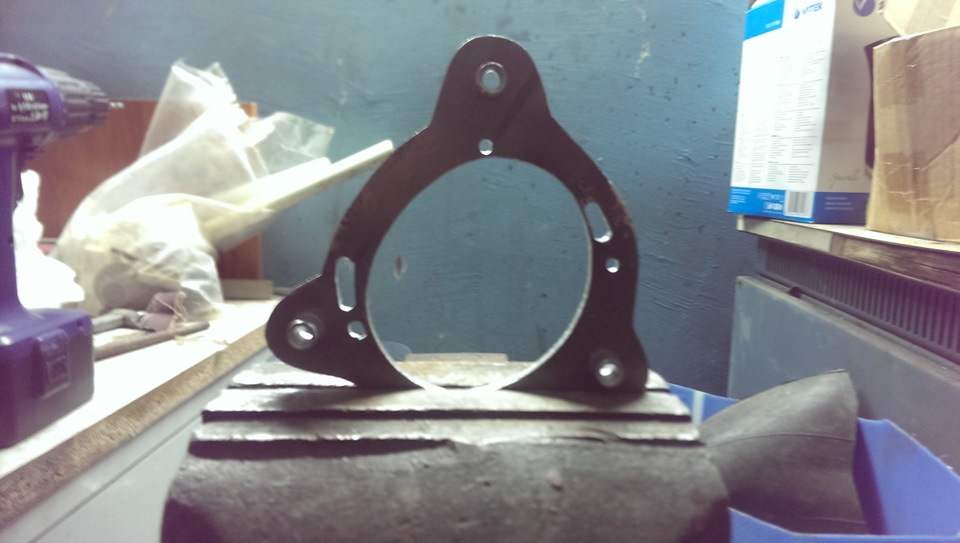 тут видны два вытянутых отверстия. это пересмотренное кркпление би-линзы к рамке. крепил через удлененные болты крепления линзы с отражателем(вроде правильно выразился). — Great Wall Safe