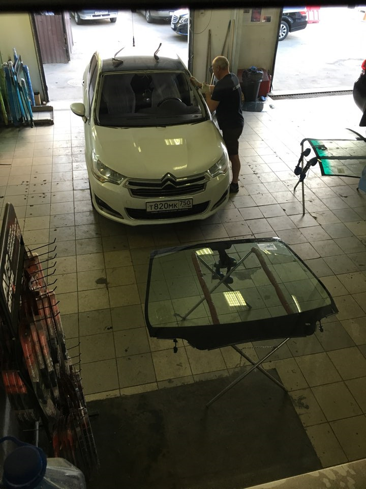 Замена лобового стекла — Citroen C4 L, 1,6 л, 2014 года | визит на ...