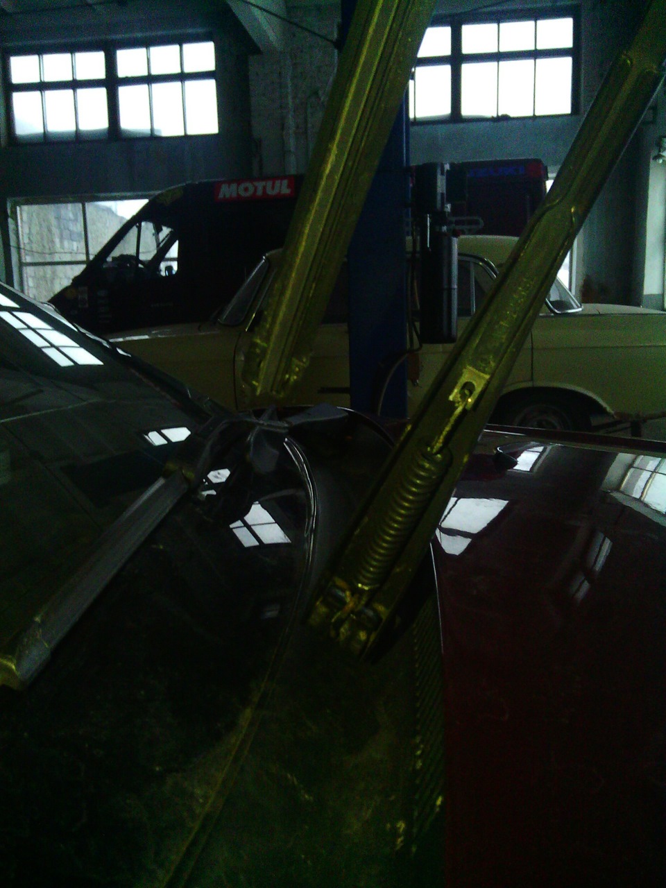 Если новые щетки очистителя стекла не чистят как новые, значит ...