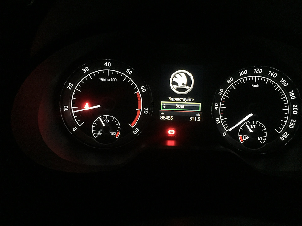 При включении двигателя приветствует и предлагает выбрать профиль — Skoda Octavia A7 Mk3. Запчасти на фото: B8485