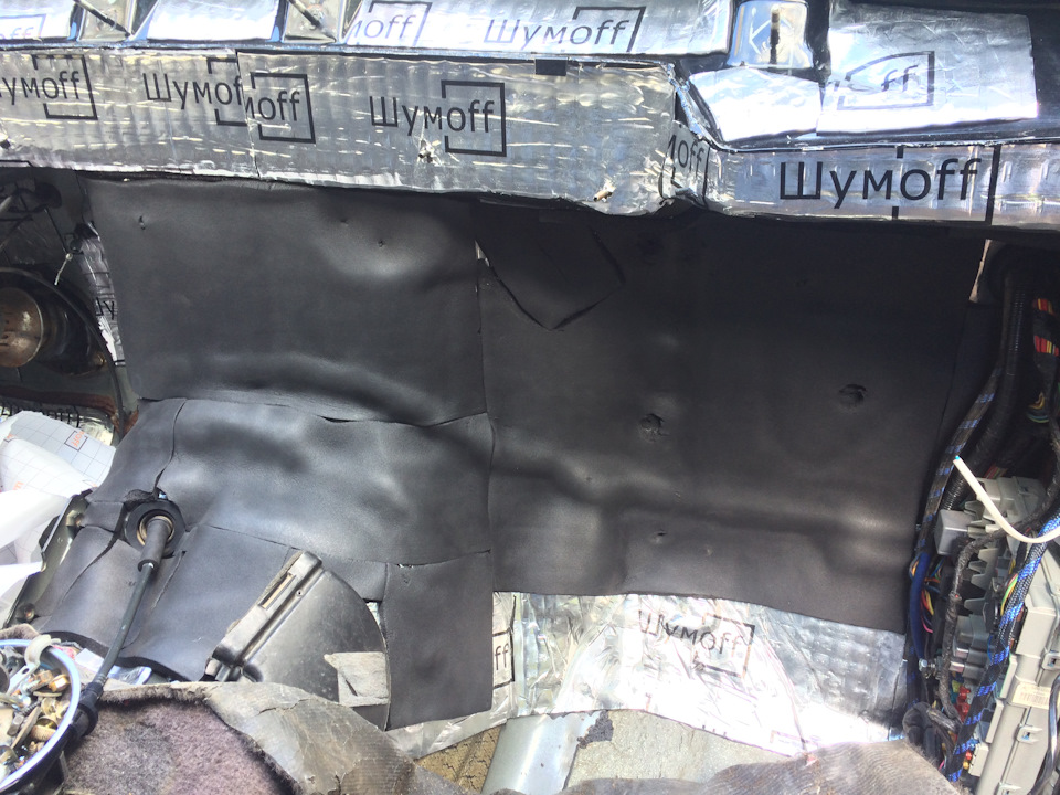 начал клеить второй слой шумки, вырезая отверстия под крепления печки и трубки — Jeep Grand Cherokee (ZJ)